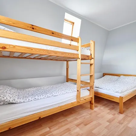Dom Nad Jeziorem بيت للعطل